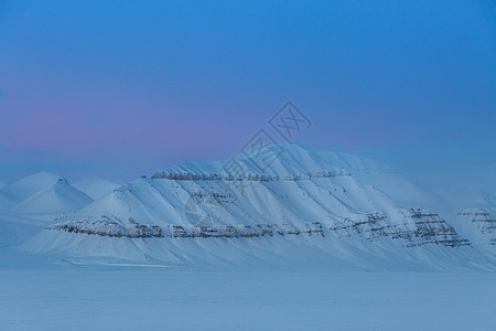 冬季壮观的北极雪山风光图片