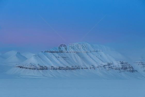 冬季壮观的北极雪山风光图片