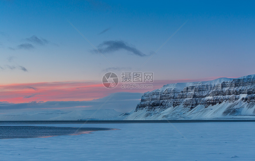 冬季壮观的北极雪山风光图片