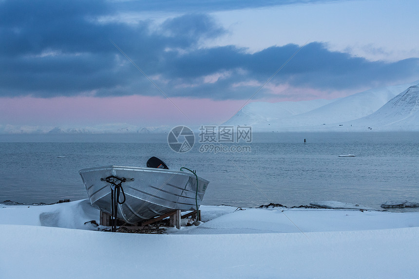 北极冬季壮观的雪山风光图片