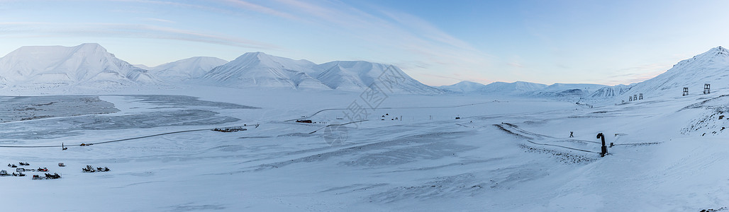 斯瓦尔巴北极冬季壮观的雪山风光背景