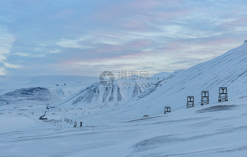 北极冬季壮观的雪山风光图片