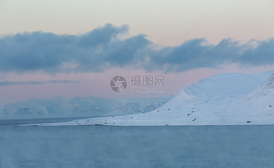 北极冬季壮观的雪山风光图片