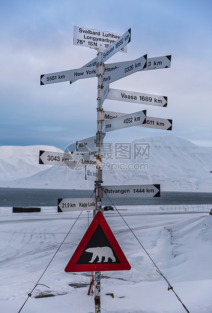 北极城市朗伊尔城冬季指路牌图片