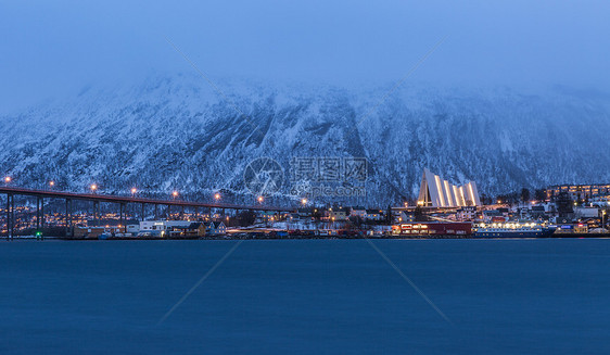 挪威北极圈著名旅游城市特罗姆瑟夜景图片