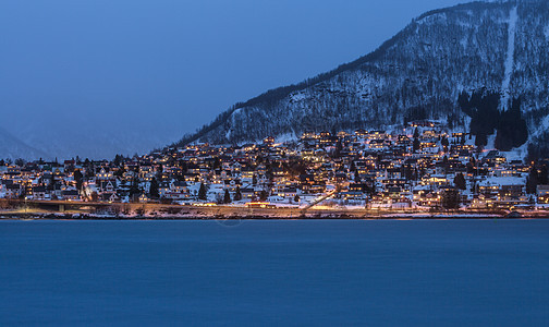 挪威北极圈著名旅游城市特罗姆瑟夜景图片