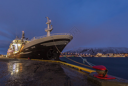 挪威城市特罗姆瑟港口船舶夜景背景