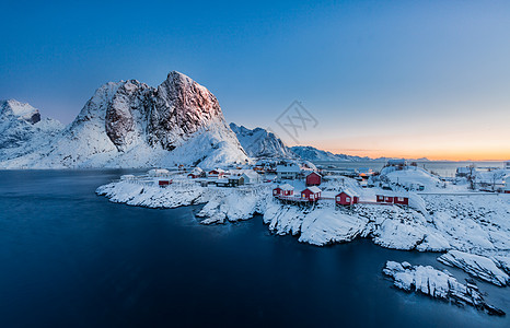 美丽小镇挪威北极圈雪山脚下美丽的渔村背景