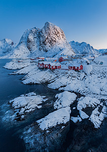 挪威北极圈雪山脚下美丽的渔村背景