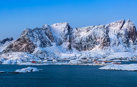 挪威北极圈雪山脚下美丽的渔村背景图片