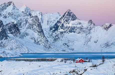 挪威北极圈雪山脚下美丽的渔村高清图片