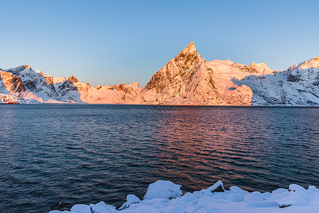 冬季北极圈峡湾壮观的雪山图片