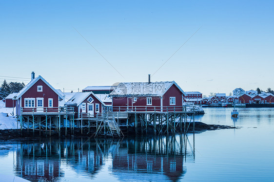 冬季北极圈中的彩色房子图片