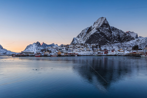 挪威北极圈罗弗敦群岛雷纳渔村日落夜景图片