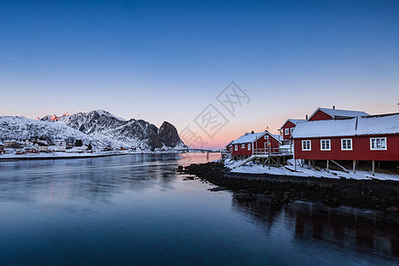挪威峡湾冬季海边的红房子背景图片