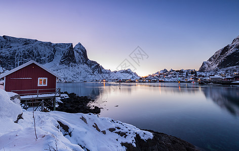挪威峡湾冬季海边的红房子图片
