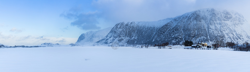 小雪感恩节北极圈挪威冬季雪景背景