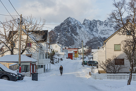 挪威北极圈冬季雪山下的乡村图片
