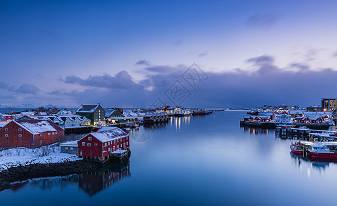 北极圈挪威罗弗敦群岛斯沃尔韦尔峡湾夜景风光背景