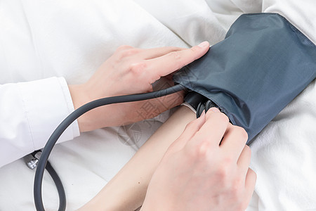 医护人员为患者量血压图片