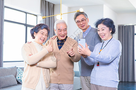 中老年聚会玩手机图片