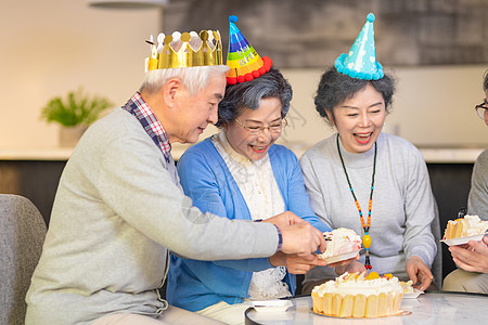 老年人生日庆祝吃蛋糕高清图片