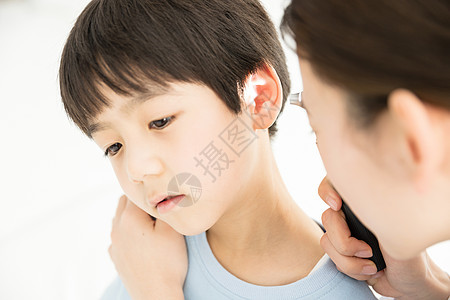 儿童体检检查耳朵背景图片