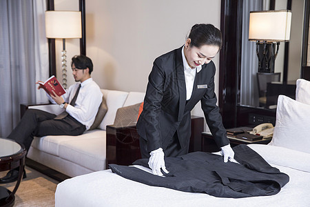 酒店服务人员叠衣服图片