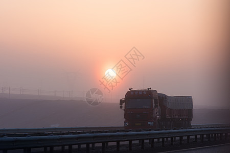  行驶在高速公路上的大货车背景图片