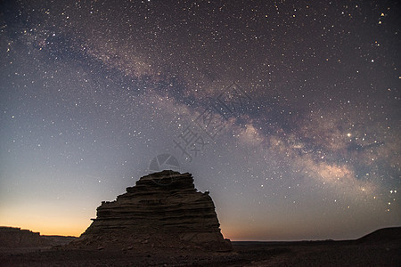 新疆雅丹地貌夜景星空银河图片