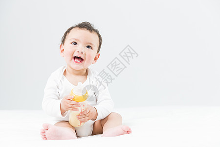 婴儿抱奶瓶外国小孩运动高清图片