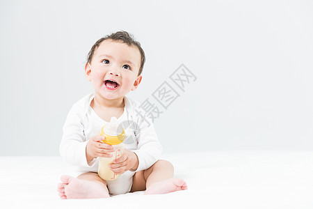 婴儿抱奶瓶图片
