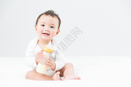 婴儿抱奶瓶图片