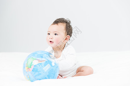 婴儿教育和地球仪图片