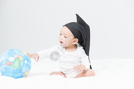 婴儿和地球仪图片