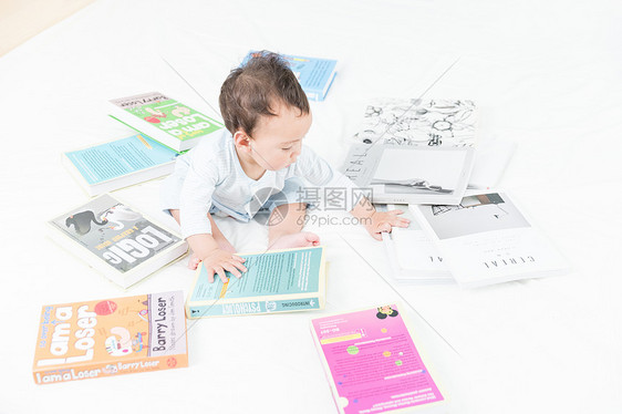 婴儿和书籍图片