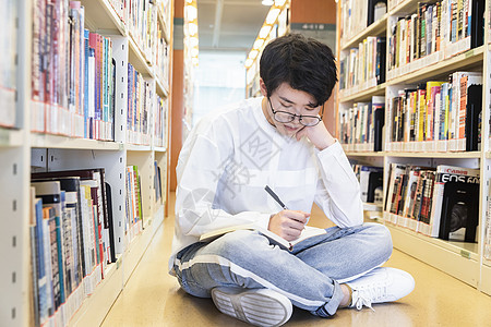 大学生图书馆看书思考图片