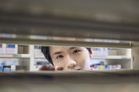 在图书馆里的男生背景图片