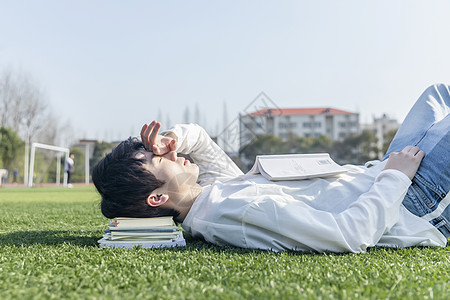 在操场上躺着的学生图片