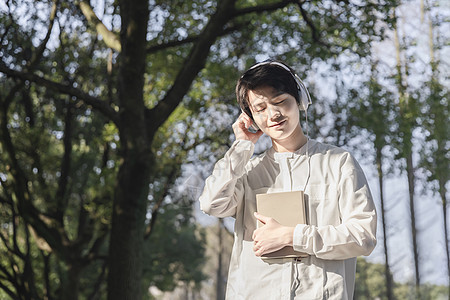 男性听音乐阅读背景图片