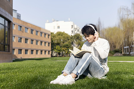 学生阅读男性听音乐阅读背景