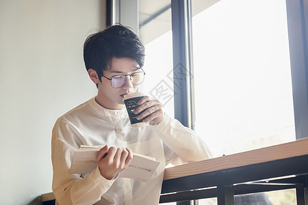 男性阅读背景图片