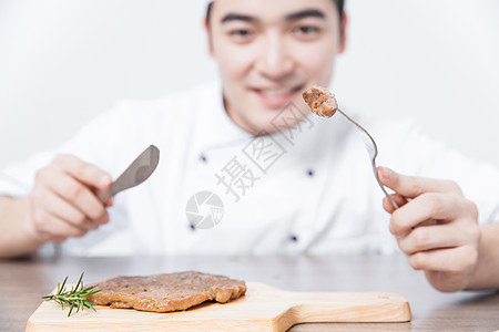 西餐厨师切牛排图片
