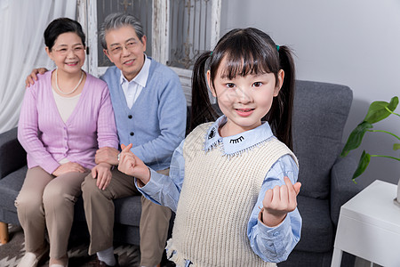 小女孩和爷爷奶奶合影图片