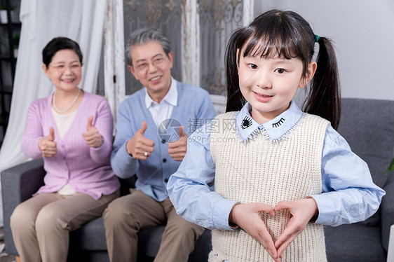 小女孩和爷爷奶奶合影图片