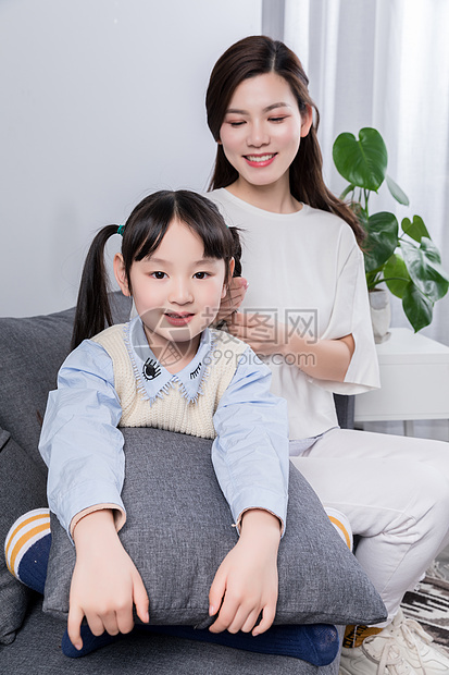 妈妈为女儿扎头发图片