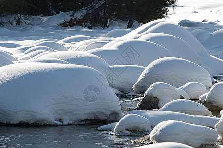 冬季河流雪馒头图片