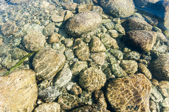 清澈河水鹅卵石图片