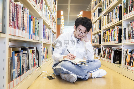 在图书馆学习的大学生图片