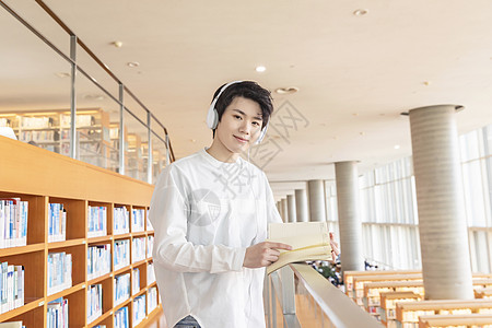 在图书馆看书的学生背景
